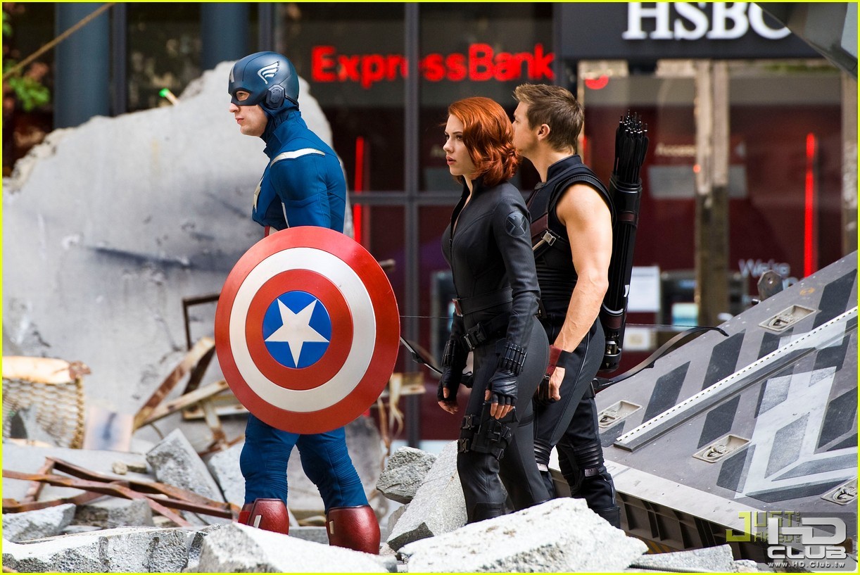 scarlett-johansson-chris-evans-jeremy-renner-avengers-park-ave-15.jpg