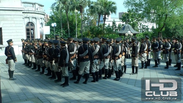 日本官兵在台北賓館外面的露臺集合.JPG