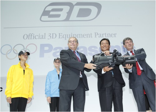 鍛治舍常務役員(右二)與Panasonic專業3D攝錄機AG-3DP1