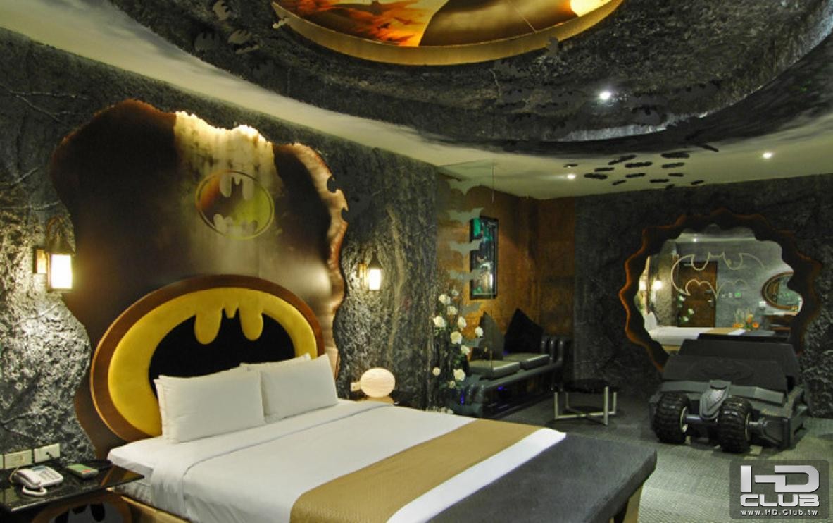 batman-themed-hotel-room.jpg