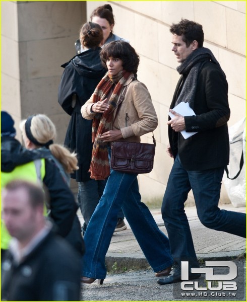 halle-berry-cloud-atlas-set-photo-1-490x600.jpg