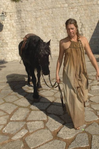 game-of-thrones-s02-set-photo-20110923-04_tn.jpg