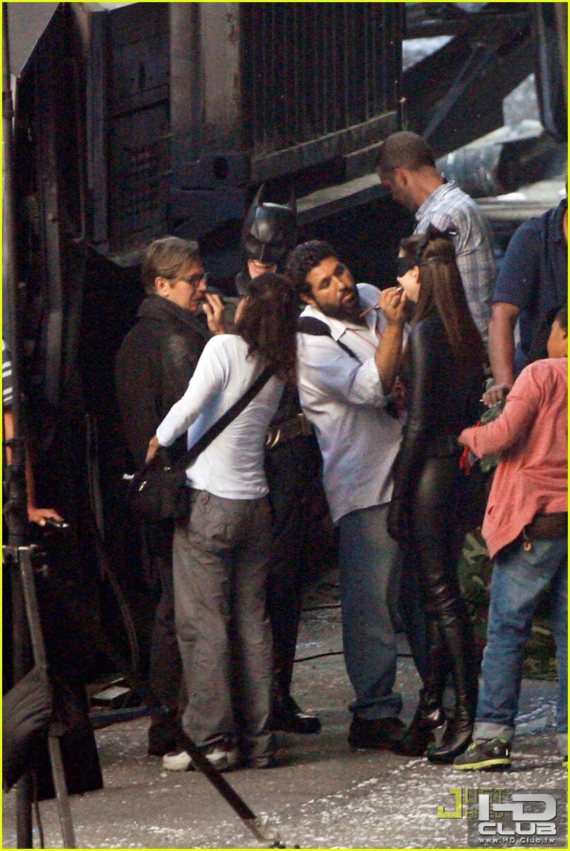 anne-hathaway-catwoman-dark-knight-rises-set-02.jpg