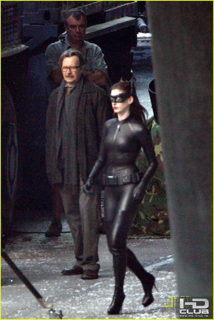 anne-hathaway-catwoman-dark-knight-rises-set-03.jpg