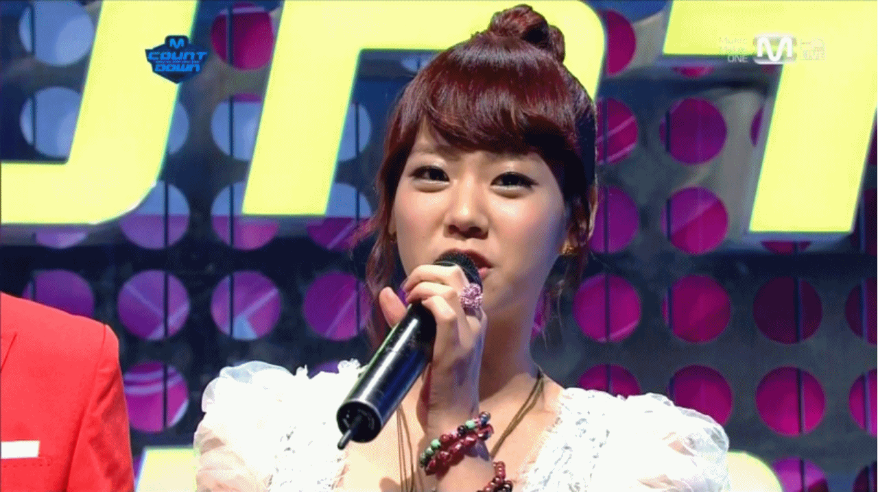 Kara - MC Cut (勝妍.智英) (110929_Mnet M!Countdown).gif