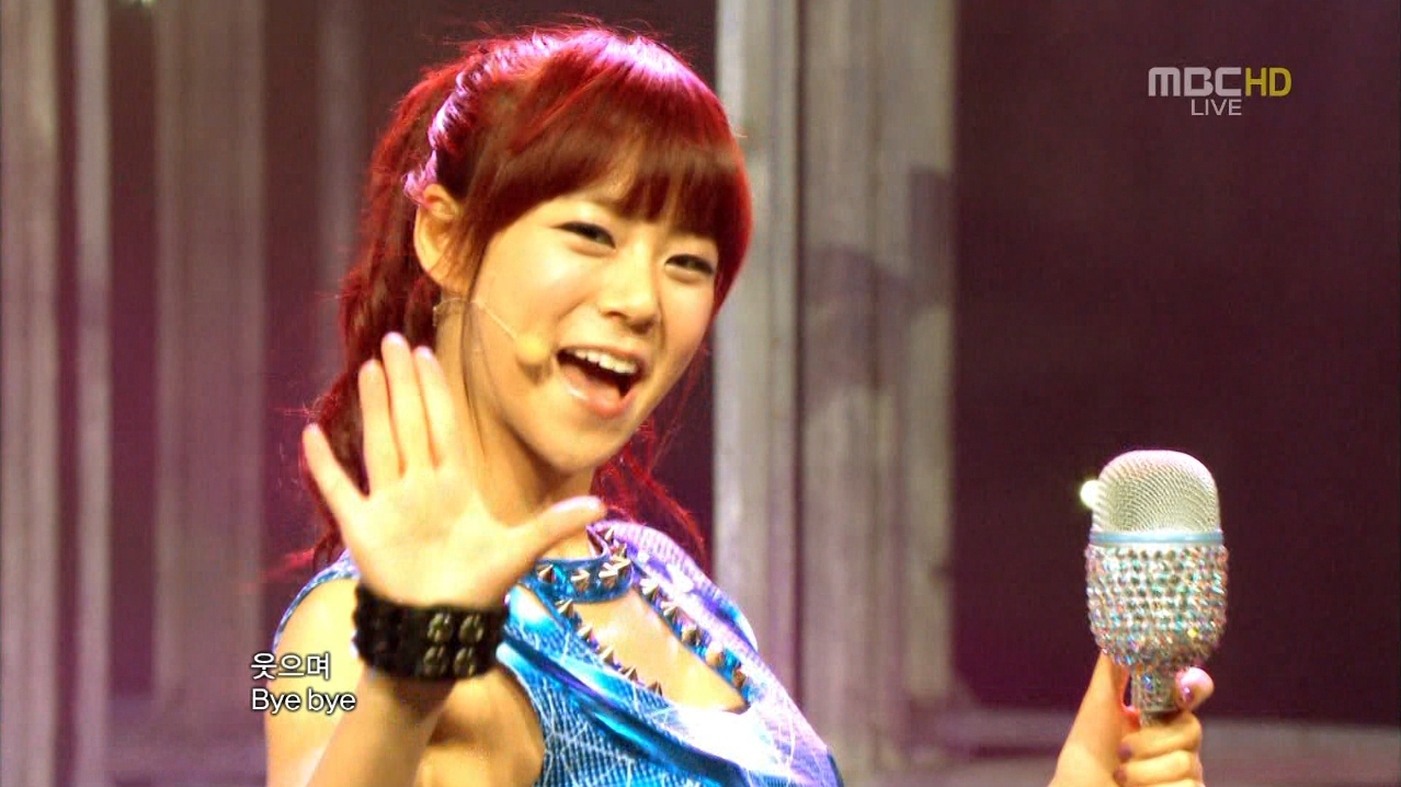 Kara - Step (111001_MBC Show! Music Core) 1.jpg