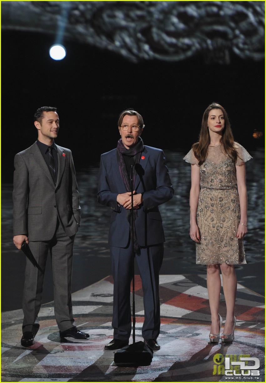 anne-hathaway-dark-knight-rises-wins-scream-award-03.jpg