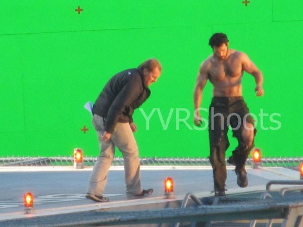henry-cavill-man-of-steel-set-photo-11-600x450.jpg