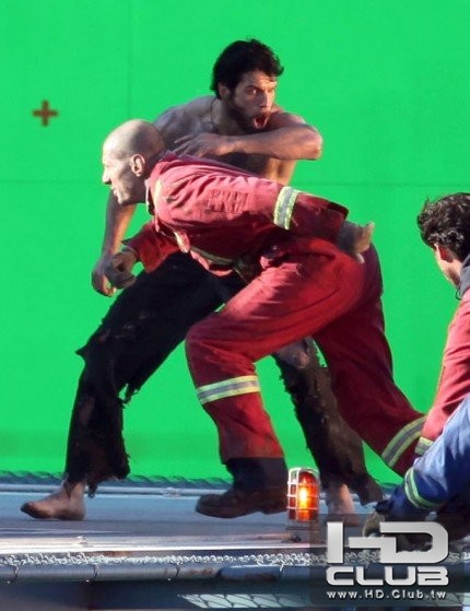 henry-cavill-man-of-steel-set-image-4.jpg