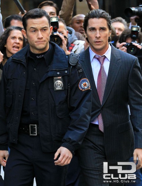 christian-bale-joseph-gordon-levitt-batman-1028-10-480x631.jpg