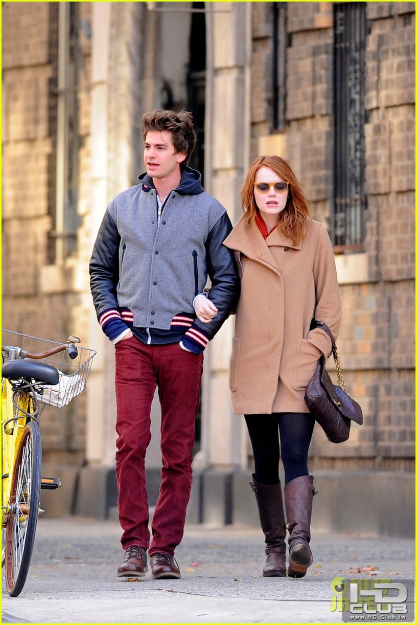 emma-stone-andrew-garfield-holding-hands-in-nyc-01.jpg