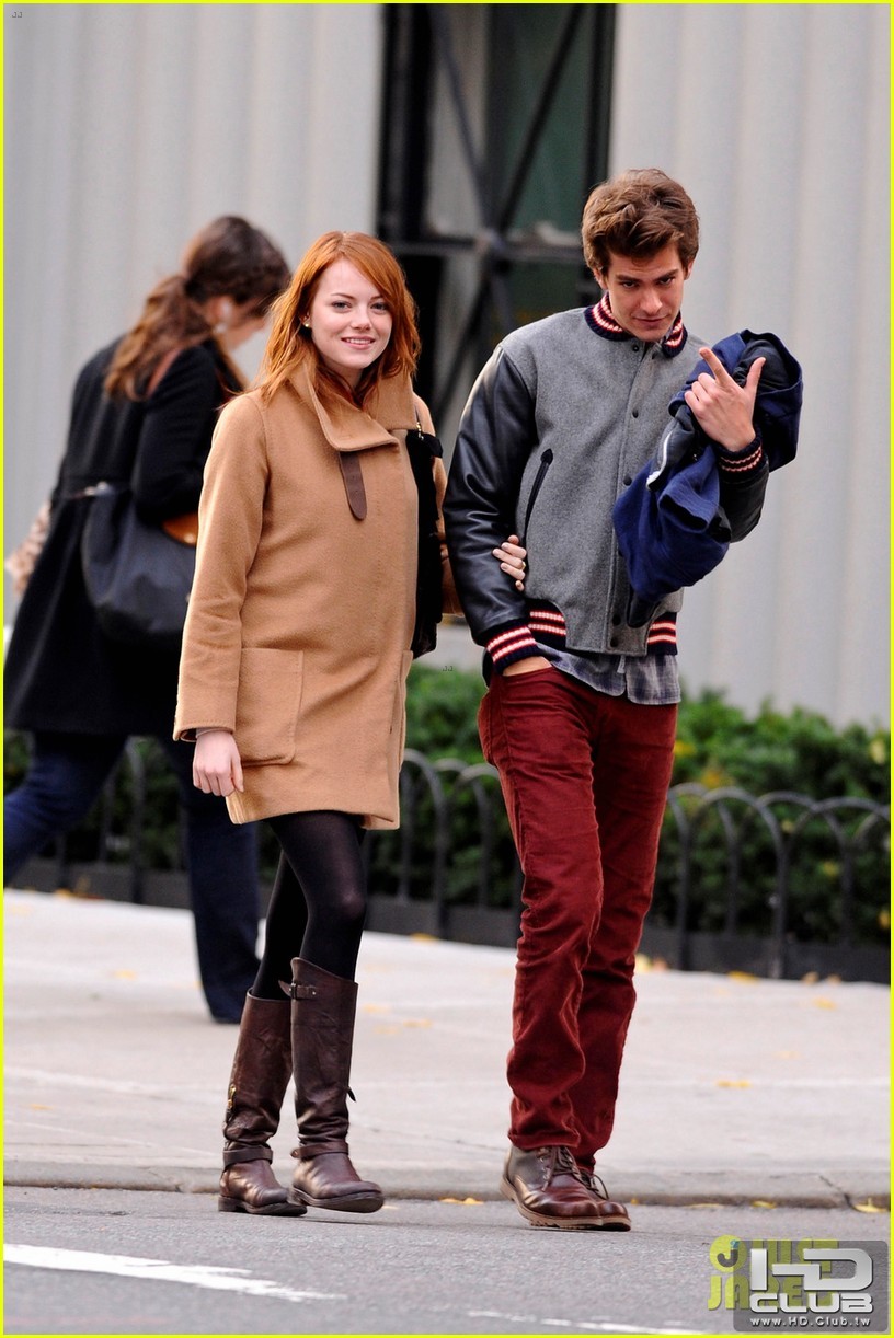 emma-stone-andrew-garfield-holding-hands-in-nyc-12.jpg