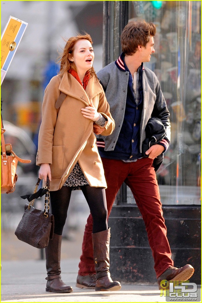 emma-stone-andrew-garfield-holding-hands-in-nyc-08.jpg