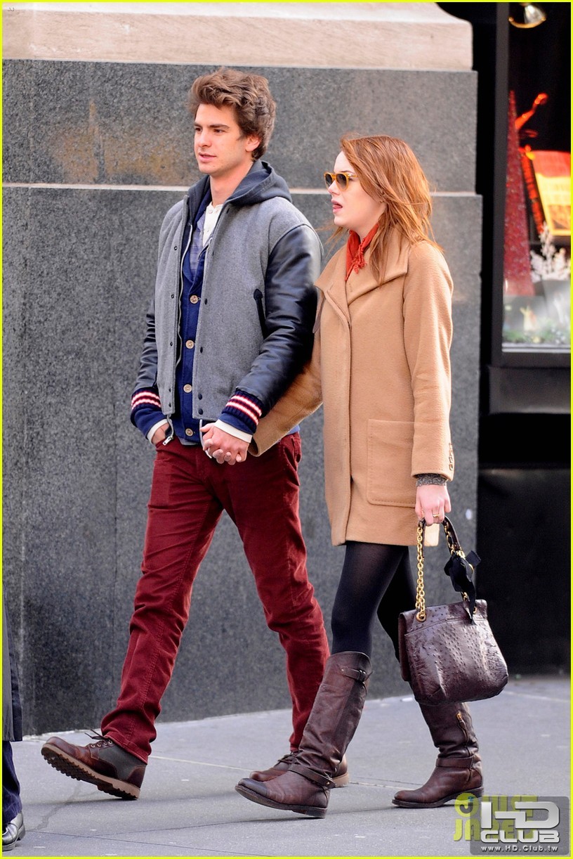 emma-stone-andrew-garfield-holding-hands-in-nyc-03.jpg