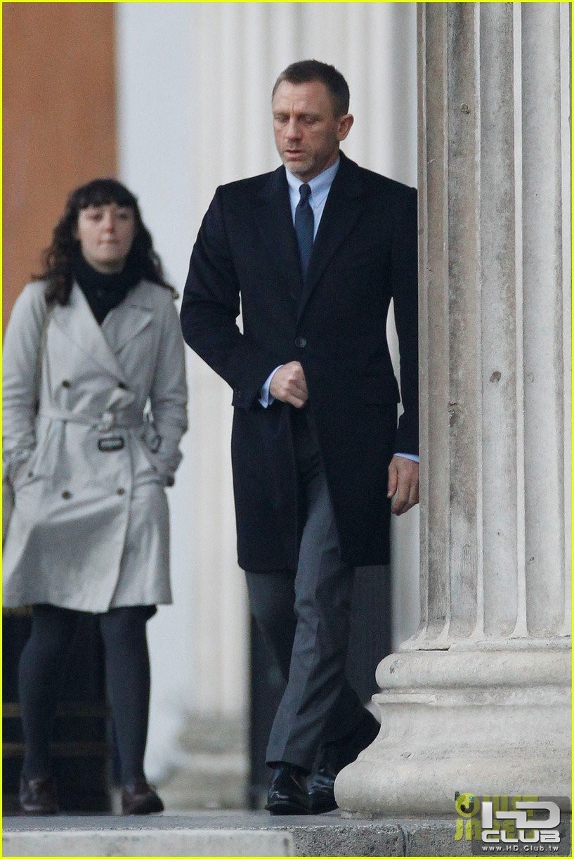 daniel-craig-skyfall-trafalgar-square-03.jpg