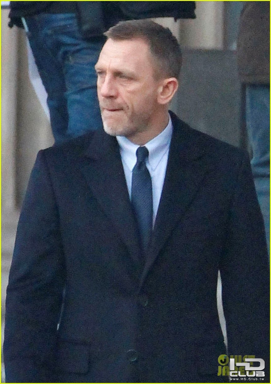 daniel-craig-skyfall-trafalgar-square-02.jpg