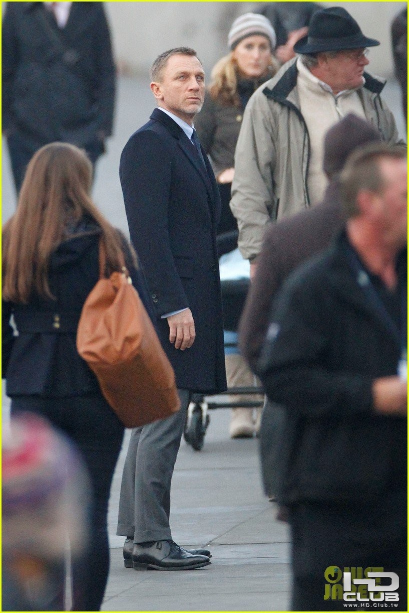 daniel-craig-skyfall-trafalgar-square-04.jpg