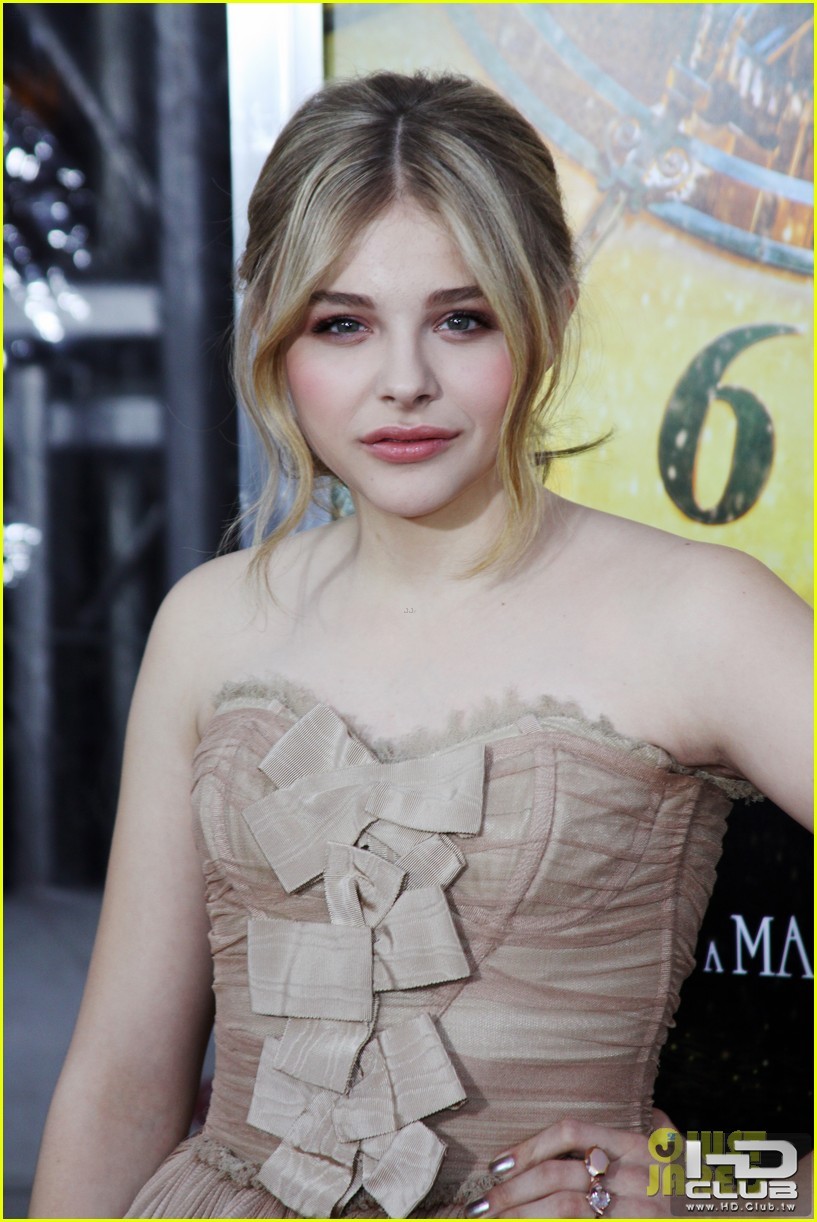 chloe-moretz-hugo-premiere-04.jpg