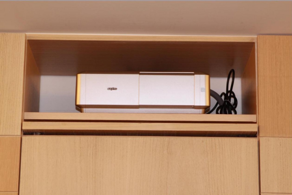 投影機隱藏在櫃子內.   不用時可以蓋起來.