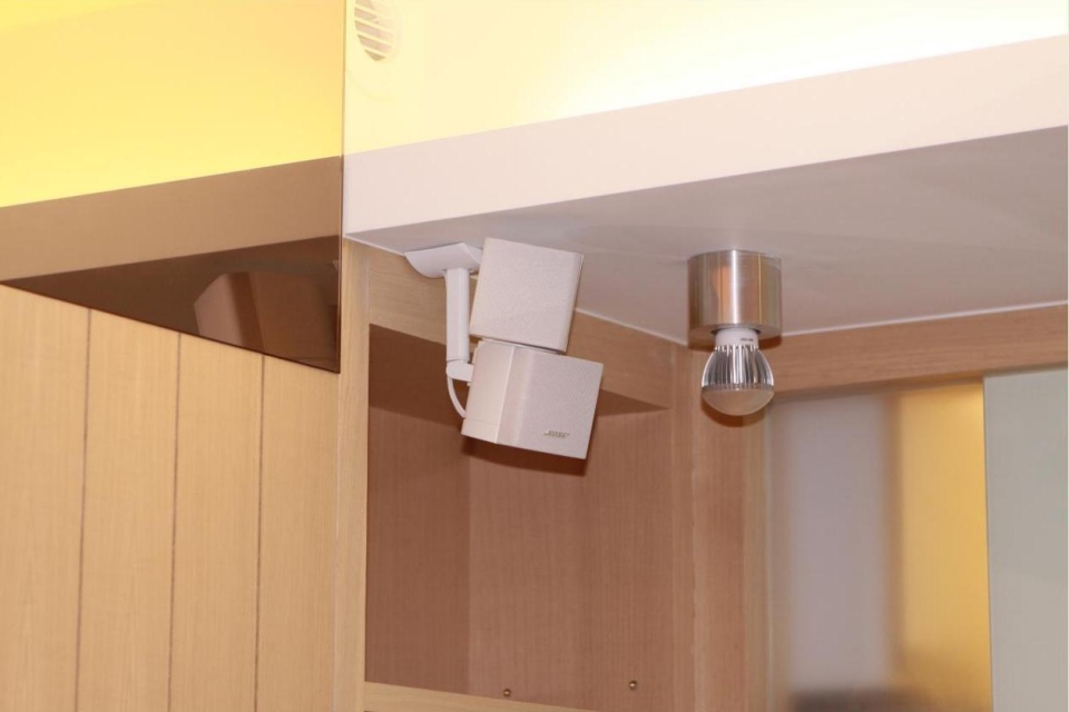 後環繞喇叭吊掛圖. 尺寸小. 就不影響小客廳的格局