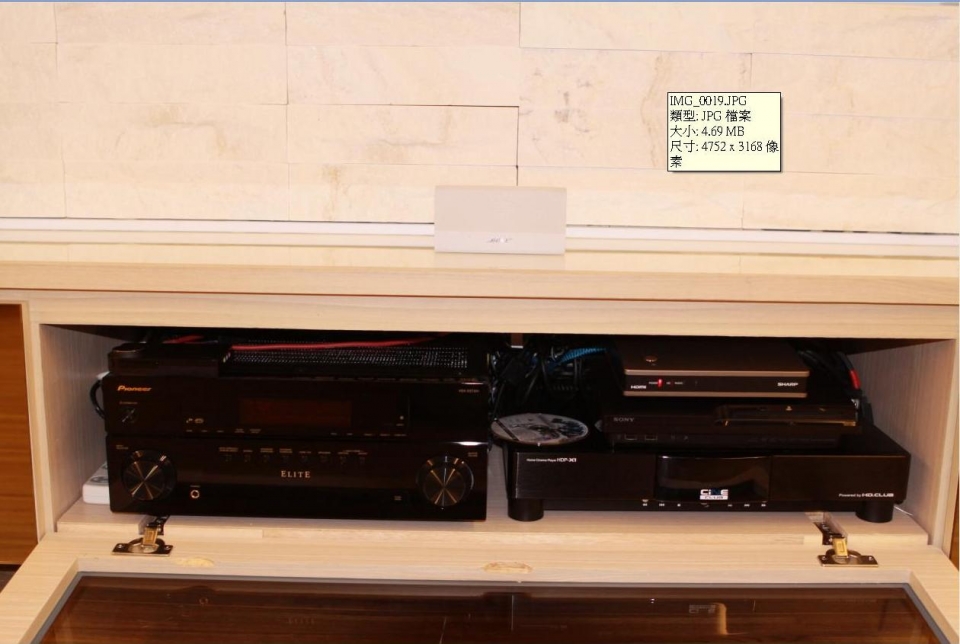 小小空間擠近一台擴大機.精研機.PS3.衛星接收盒.