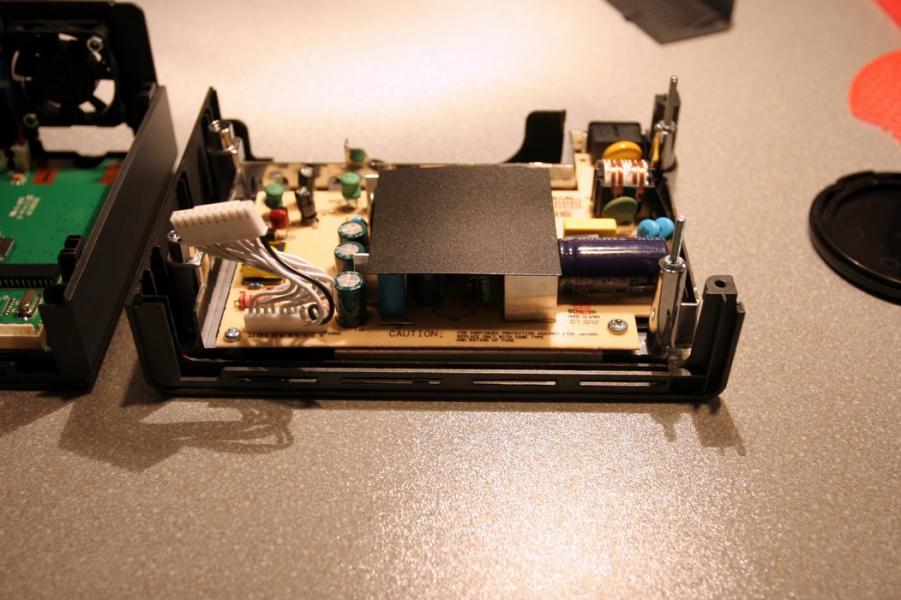 拆除硬碟托架,把電源裝在底座上！