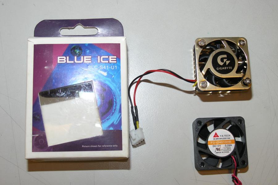 加裝的散熱片（含風扇）及原廠M-6500A本體風扇（右下角）