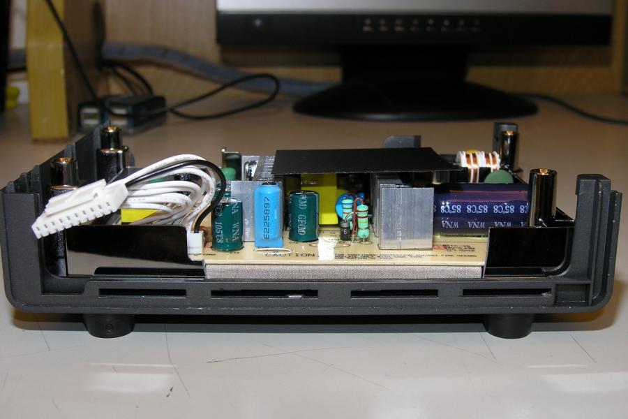 電源部分安裝於底座