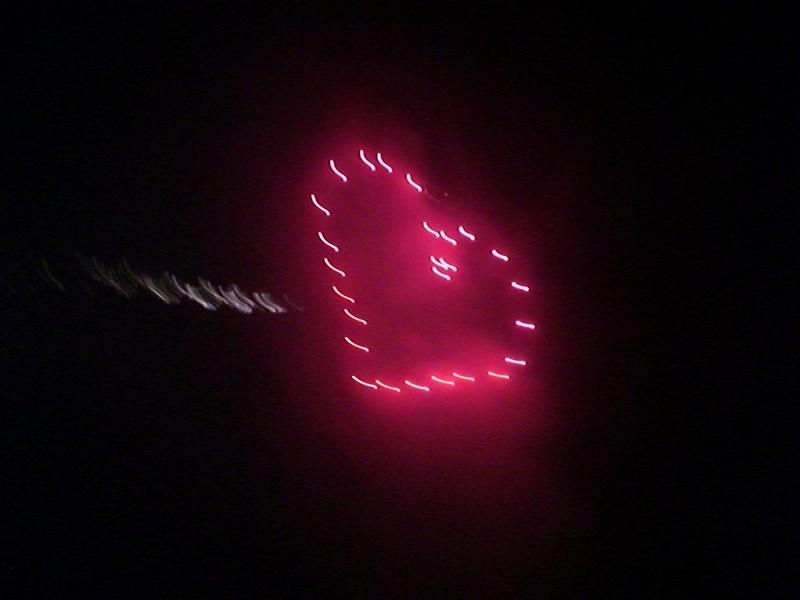 愛心  不知道煙火公司將來能不能克服技術問題來個雙心.jpg