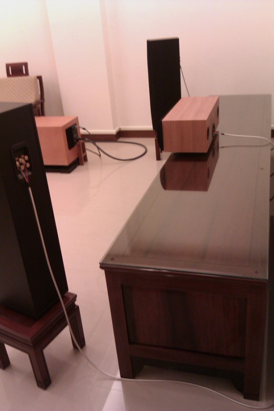 中置突出櫃體,前置也距離後牆有一公尺