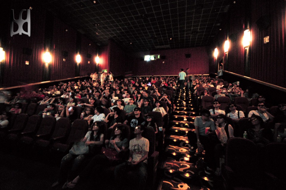 7/8 四強賽第二場在6廳。第二天，直接到6廳來體驗一下，看得出來少了那兩台大傢伙，而是用喜滿客的REALD的  ...