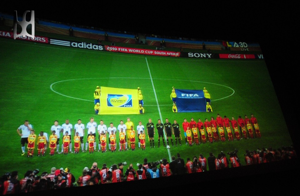 7/8 0230 德國 V.S 西班牙。用相機拍營幕，看照片都覺得有點立體感。但比較這一張6廳拍和前天8廳拍的，似乎 ...