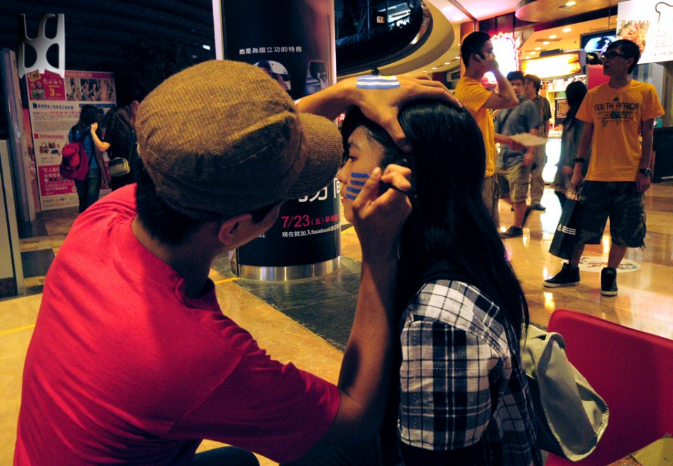 主辦單位的加油彩繪活動。你挺哪一隊?