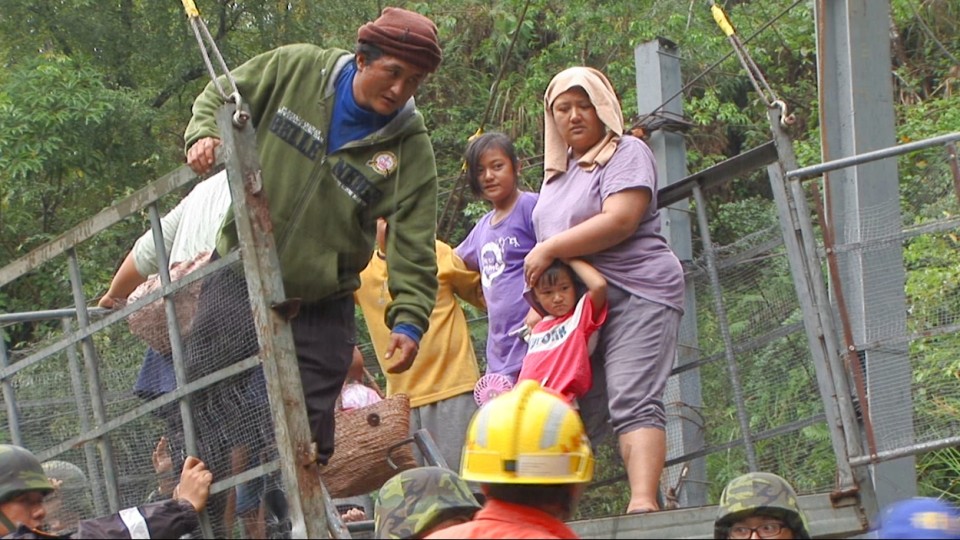 老年人及婦孺無法走步道回家，心驚膽戰的搭流龍