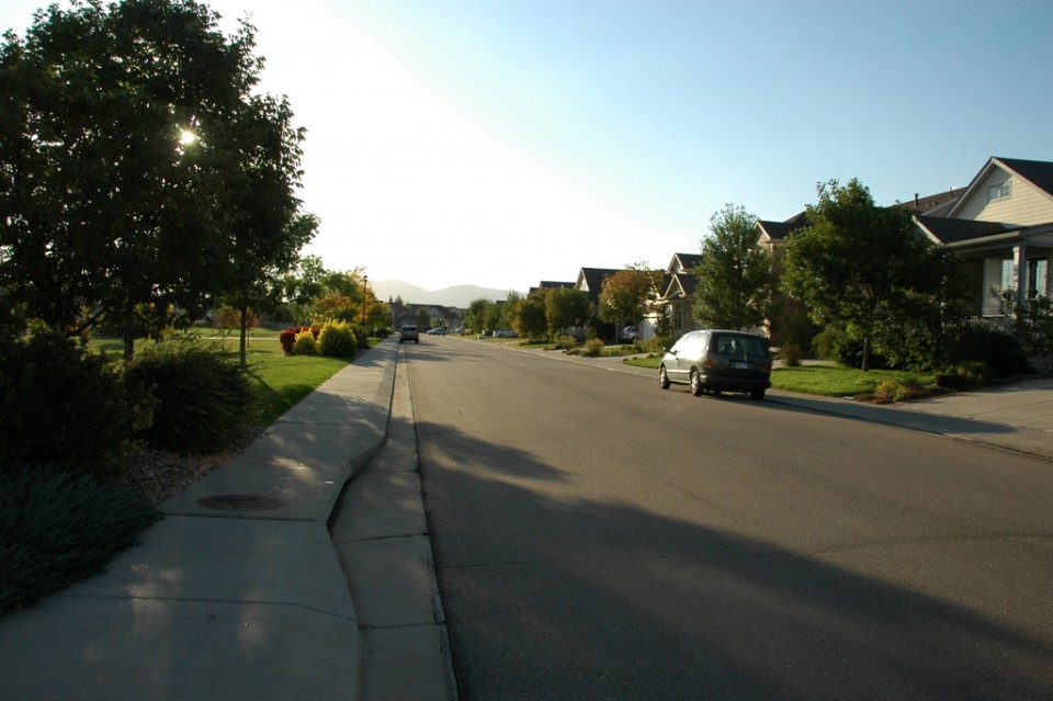遠處的山就是洛磯山國家公園.