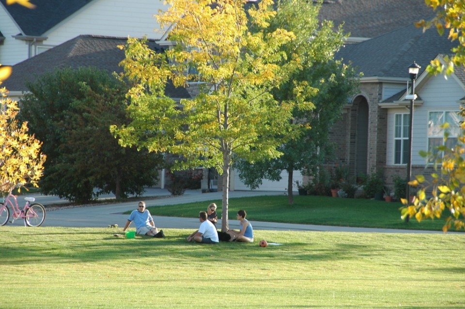 老美總是很會享受悠閒的時間, 尤其在這個天氣宜人的季節.