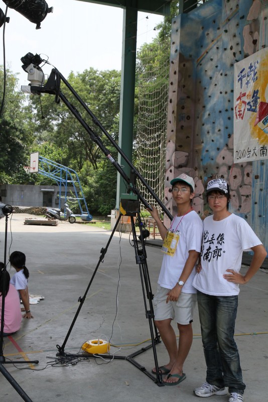 Fishbone Crane組合完成的實況，監視器是網拍買的，不到2000元。左邊是收音麥克風。 ... ...