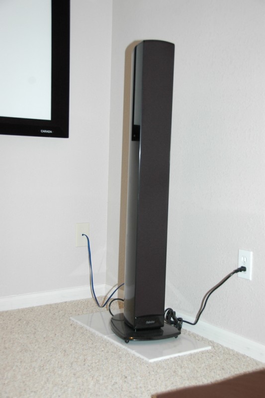 高瘦的definitive  tech STS. 實在是沒空間擺更大的喇叭了.