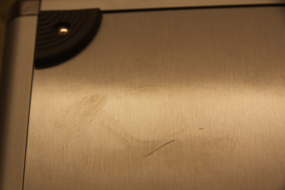 背面更慘!有1.3公分的刮痕!