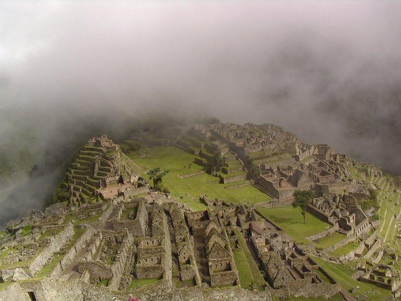 清晨雨後迷霧山城