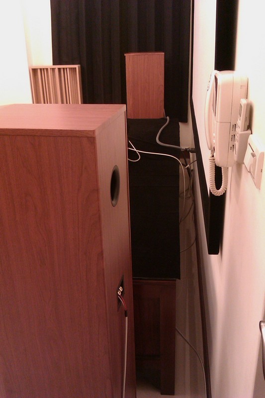 離背牆僅35cm,左聲道離側牆更只剩20cm