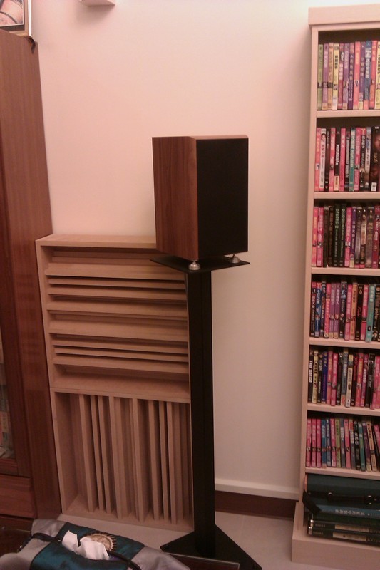 把剩餘不多的擴散板分別擺在後環繞聲道後方.