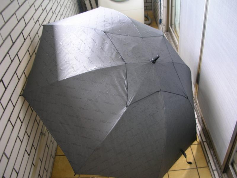 整把傘用水噴一噴，遠遠看，跟Part I第一張相比，你看到了什麼