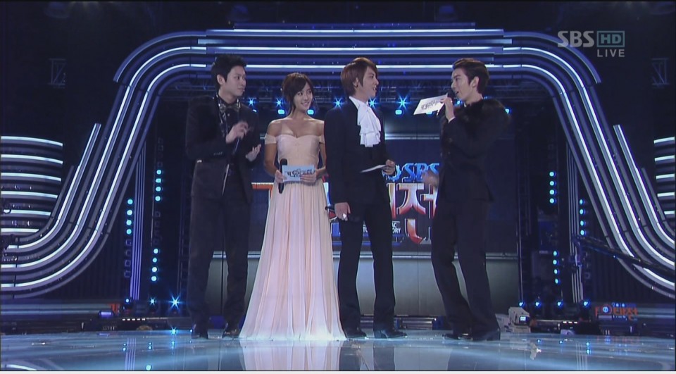 2010 SBS가요대전.101229.막내들.Circus.HDTV.MPEG2.1080i-JamShil[14-58-00].jpg