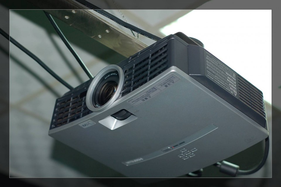 唯一全新的三菱HC-900..720p投影機