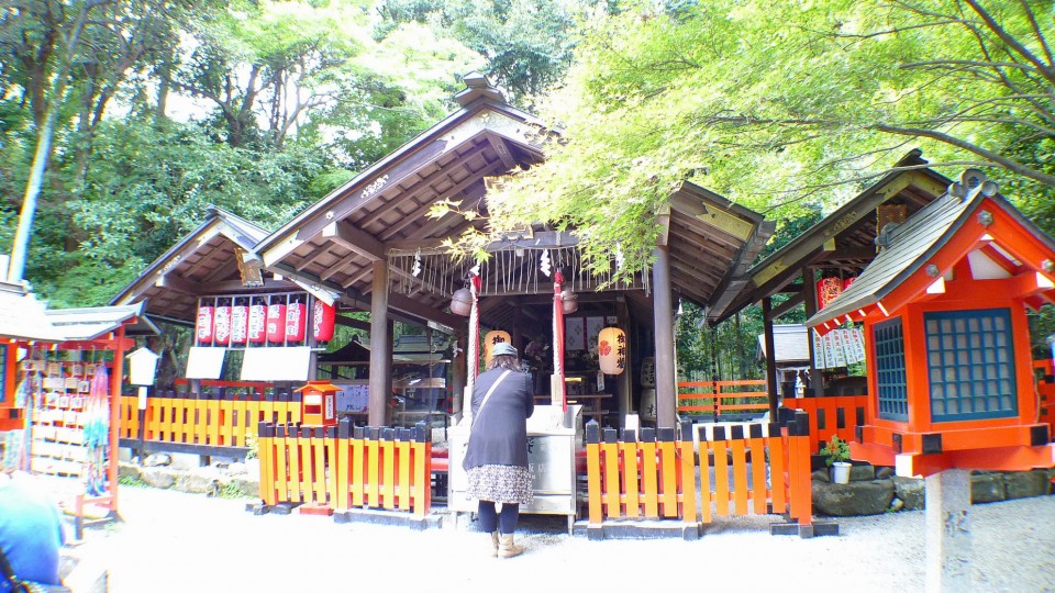 正在許願的遊客