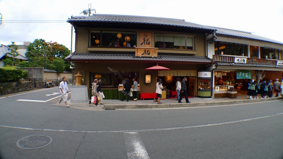 往渡月橋的街景