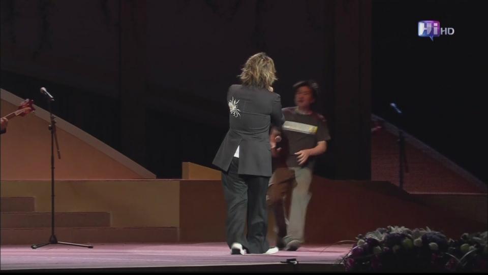 連續換兩支麥克風