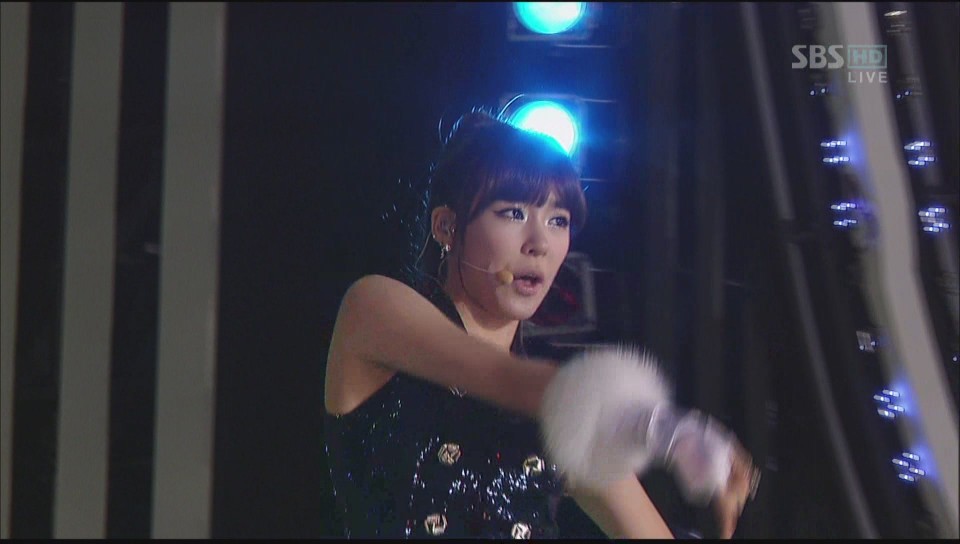 [jiasiyu]101229 . SBS 歌谣大战 . 少女时代- Snowy Wish  Hoot[(010994)12-39-23].JPG