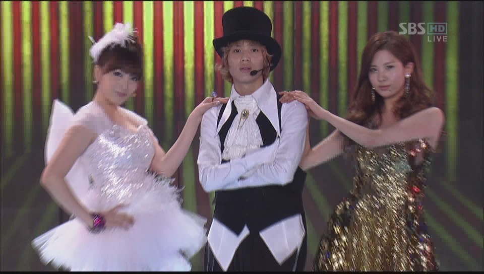 [jiasiyu]101229 . SBS 歌谣大战 . 各组合忙内表演.Circus[(006654)12-43-22].JPG